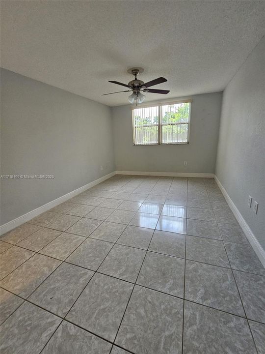 For Rent: $1,950 (1 beds, 1 baths, 810 Square Feet)