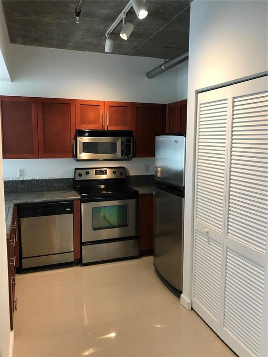 For Rent: $2,600 (2 beds, 1 baths, 822 Square Feet)