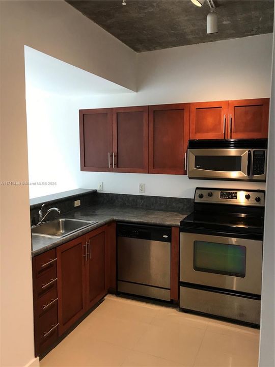 For Rent: $2,600 (2 beds, 1 baths, 822 Square Feet)