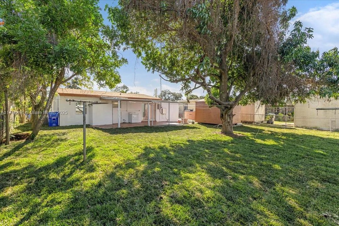 For Sale: $450,000 (3 beds, 2 baths, 964 Square Feet)