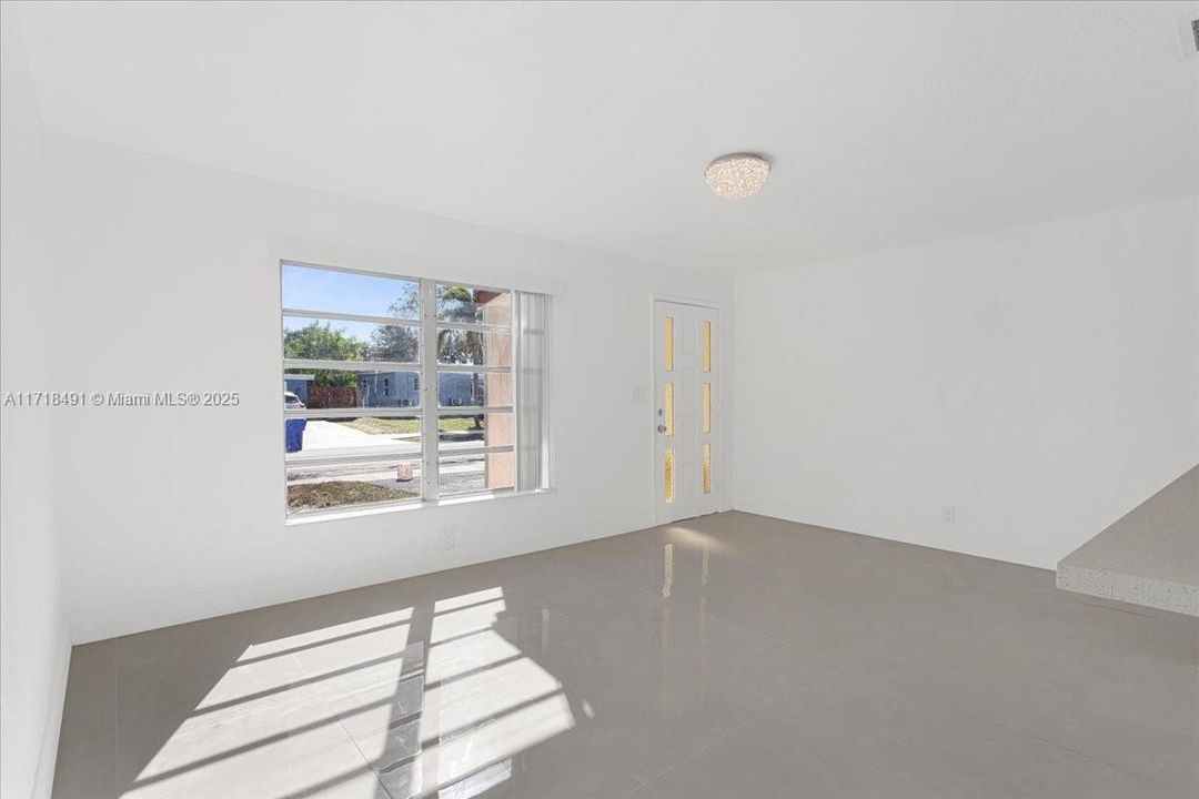 For Sale: $450,000 (3 beds, 2 baths, 964 Square Feet)