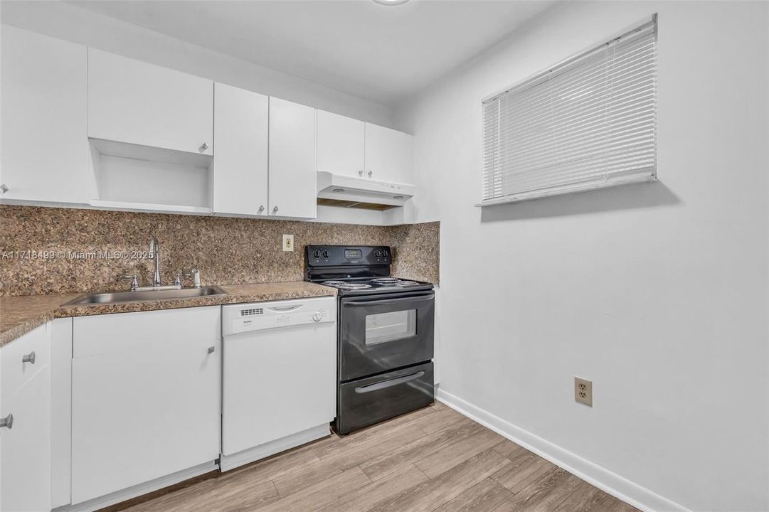 For Sale: $230,000 (2 beds, 2 baths, 840 Square Feet)