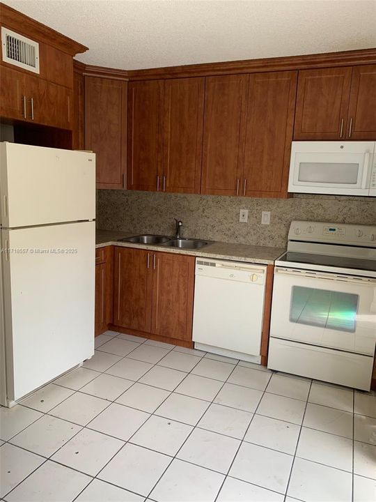 For Rent: $2,500 (2 beds, 1 baths, 914 Square Feet)