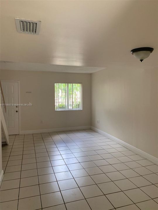 For Rent: $2,500 (2 beds, 1 baths, 914 Square Feet)