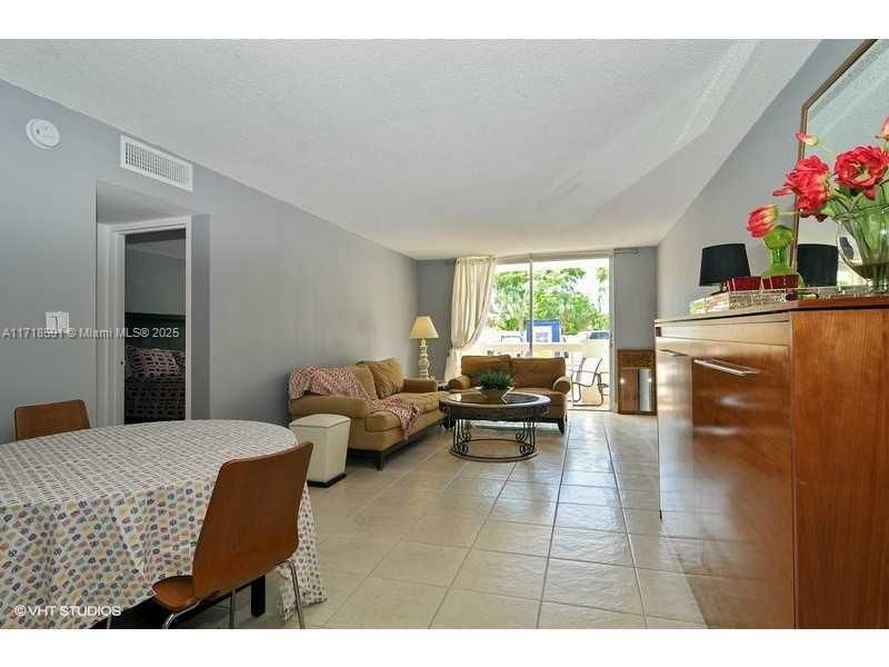 For Rent: $1,800 (1 beds, 1 baths, 714 Square Feet)