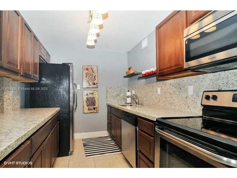 For Rent: $1,800 (1 beds, 1 baths, 714 Square Feet)