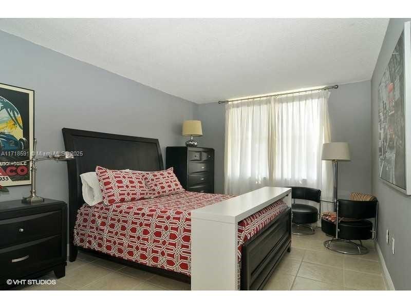 For Rent: $1,800 (1 beds, 1 baths, 714 Square Feet)