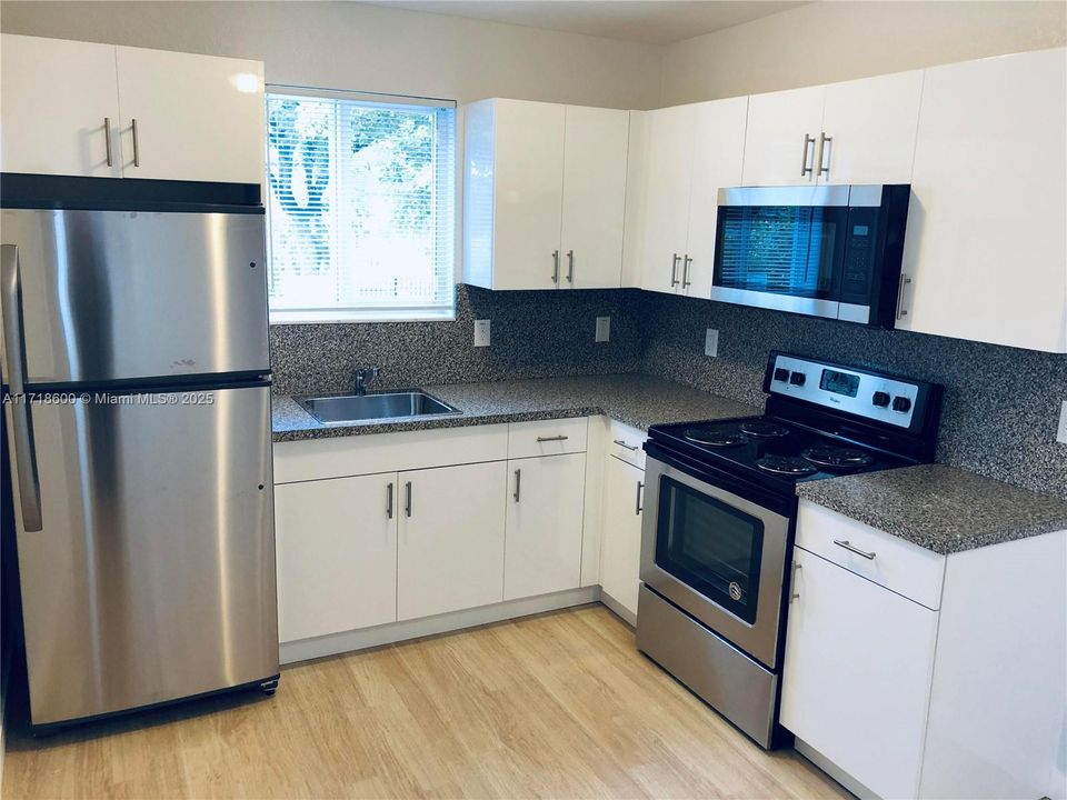 For Rent: $1,600 (1 beds, 1 baths, 400 Square Feet)