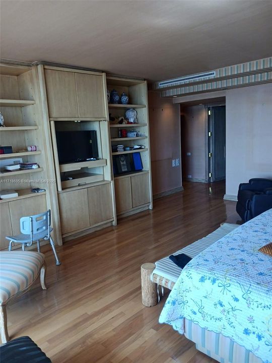 En Venta: $640,000 (2 camas, 2 baños, 2215 Pies cuadrados)