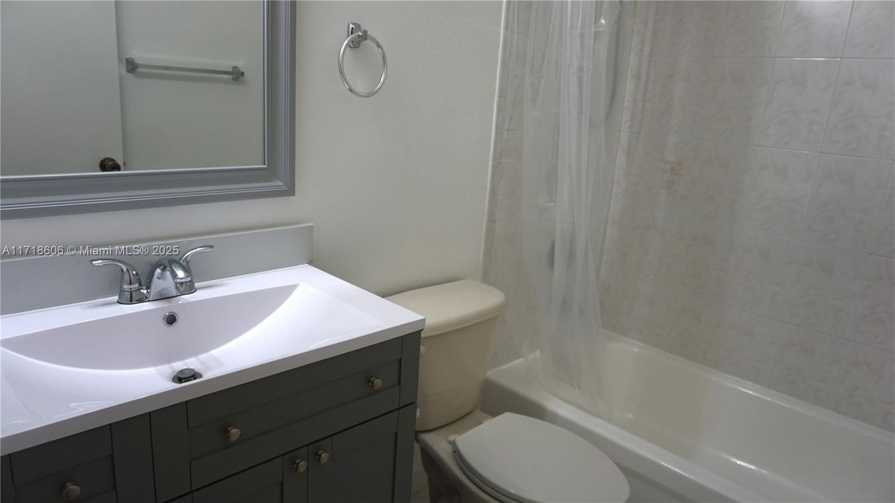 Full bathroom in 2nd floor with Shower and Bathtub.