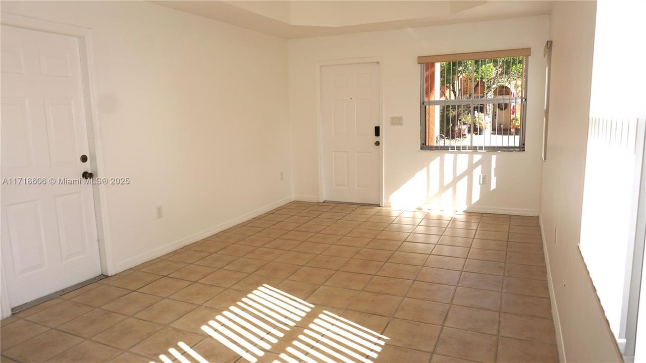 Spacious and spacious Living/Dinning room.