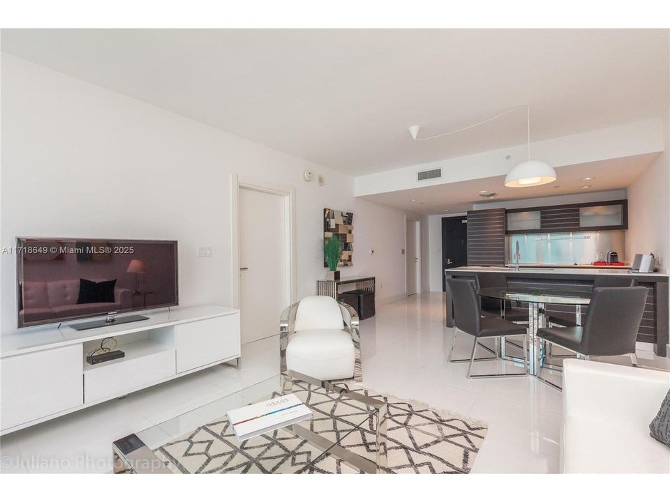 For Sale: $640,000 (1 beds, 1 baths, 822 Square Feet)