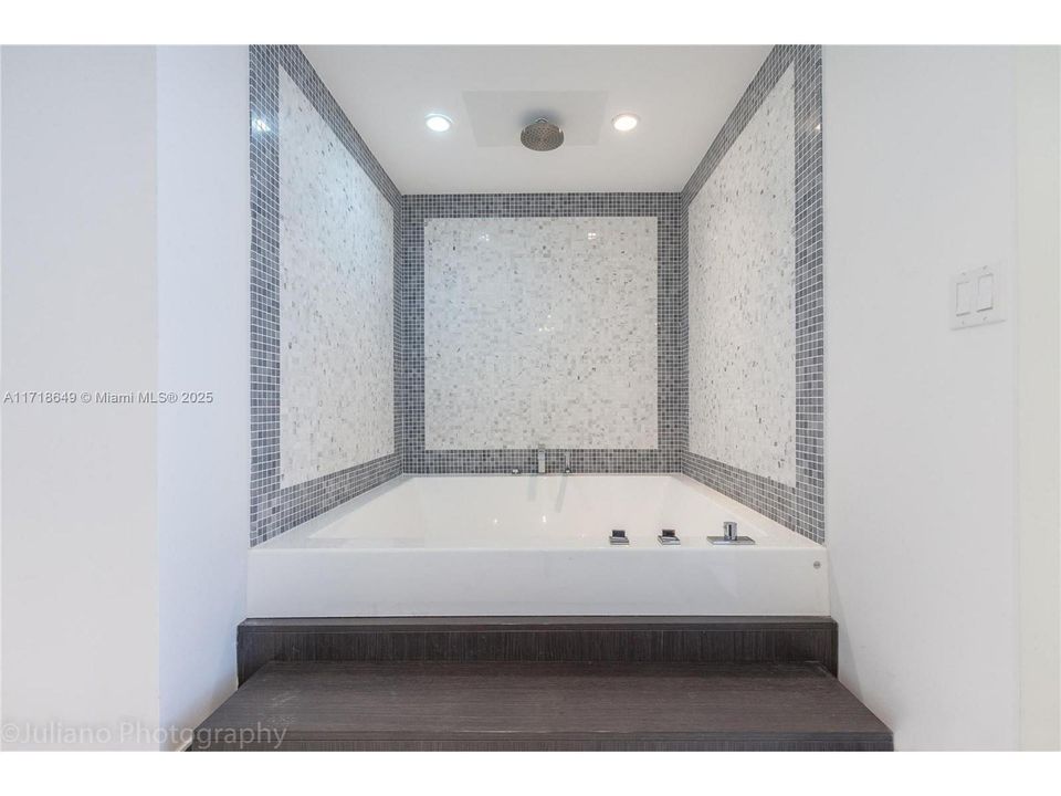 For Sale: $640,000 (1 beds, 1 baths, 822 Square Feet)