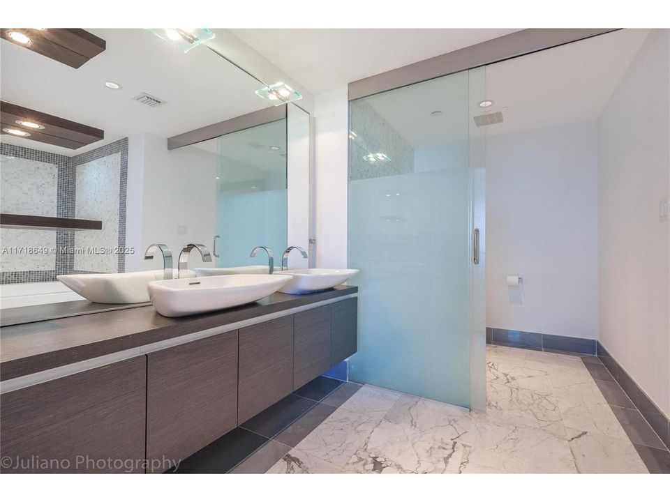 For Sale: $640,000 (1 beds, 1 baths, 822 Square Feet)