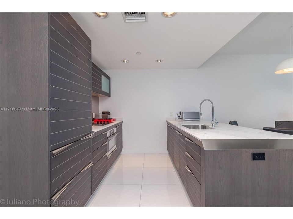 For Sale: $640,000 (1 beds, 1 baths, 822 Square Feet)