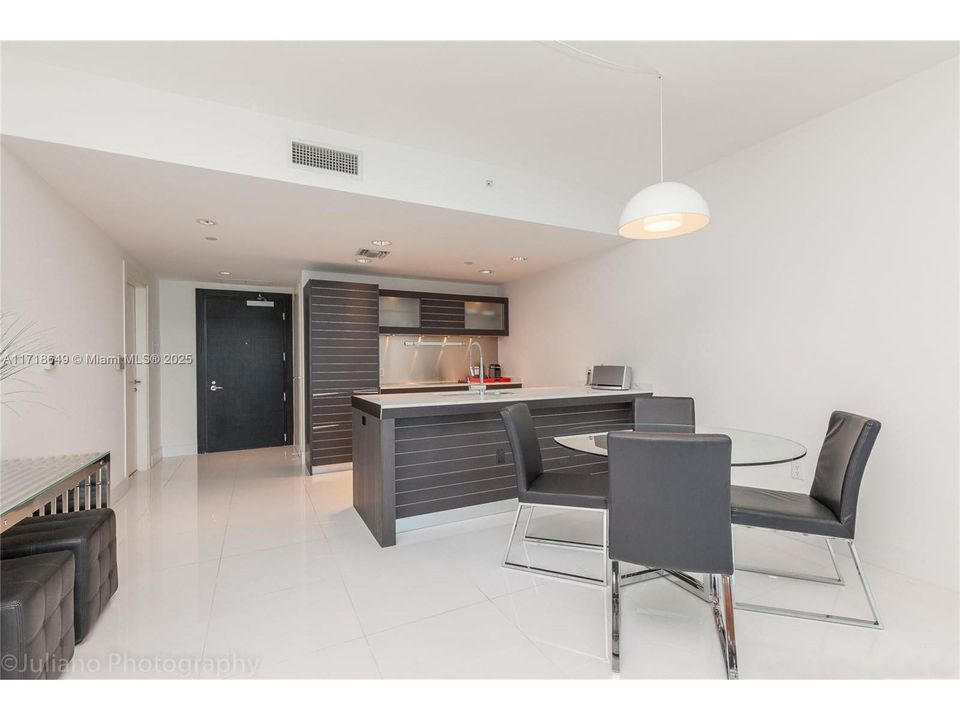 For Sale: $640,000 (1 beds, 1 baths, 822 Square Feet)