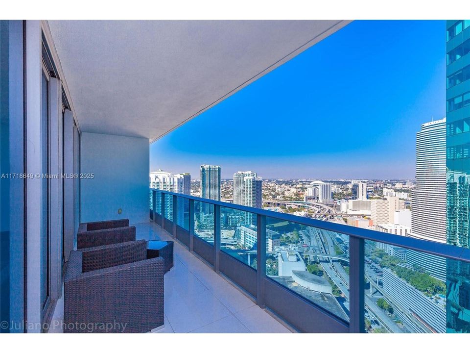 For Sale: $640,000 (1 beds, 1 baths, 822 Square Feet)