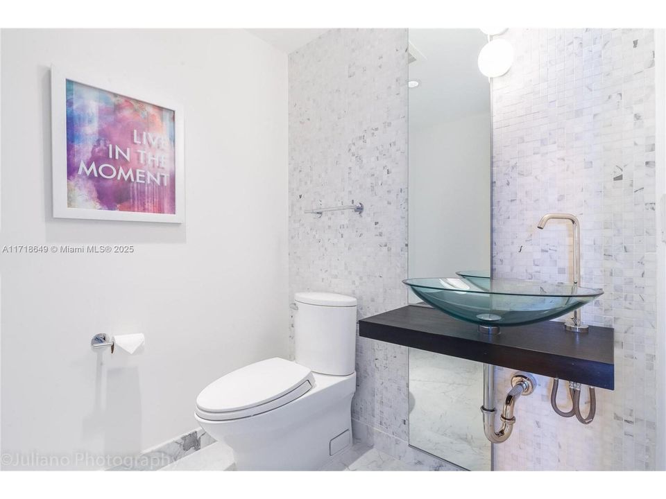 For Sale: $640,000 (1 beds, 1 baths, 822 Square Feet)