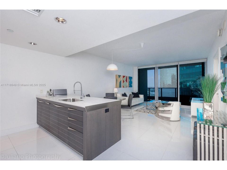 For Sale: $640,000 (1 beds, 1 baths, 822 Square Feet)