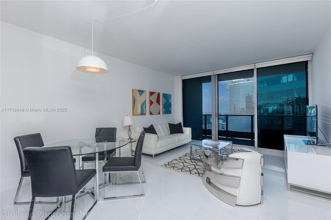 For Sale: $640,000 (1 beds, 1 baths, 822 Square Feet)