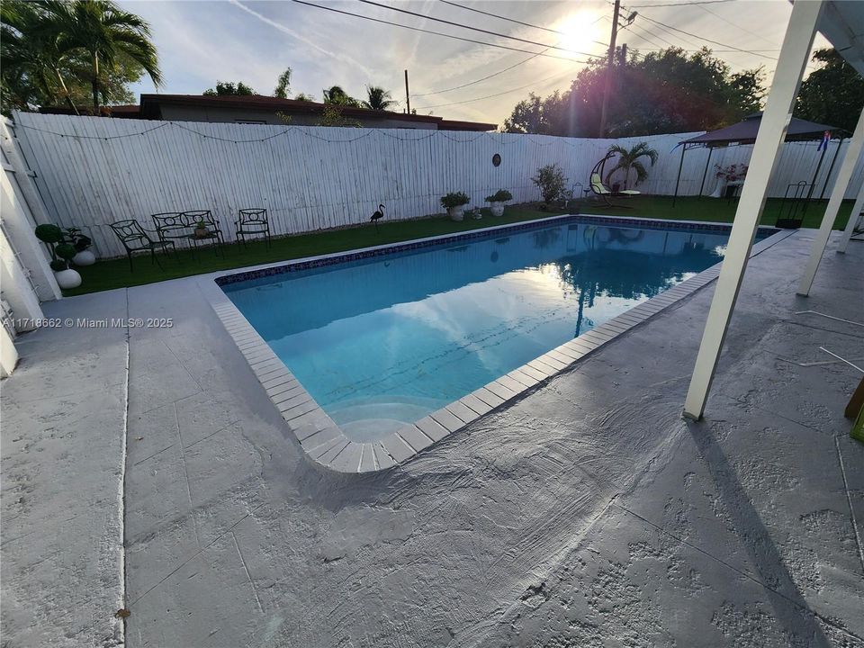 En Venta: $850,000 (4 camas, 3 baños, 2211 Pies cuadrados)