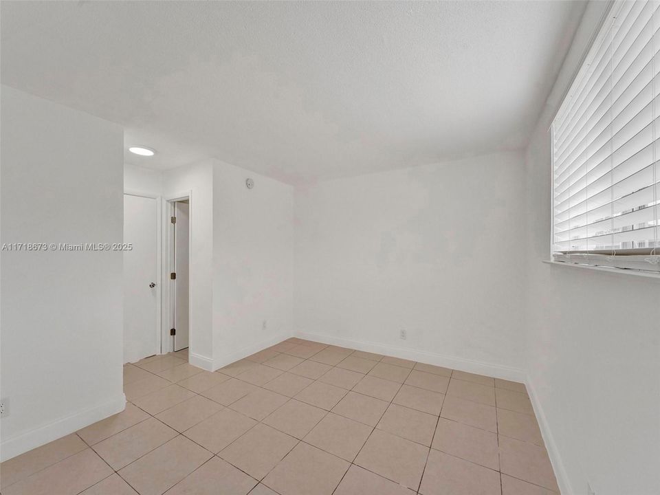 For Rent: $1,650 (1 beds, 1 baths, 12903 Square Feet)