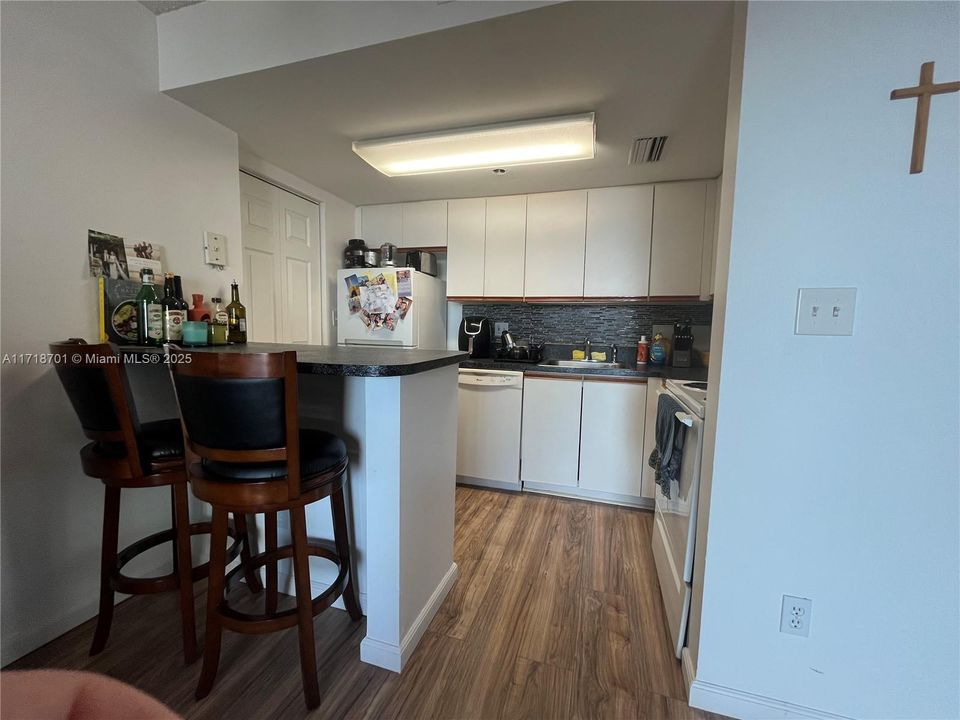 For Sale: $375,000 (1 beds, 1 baths, 674 Square Feet)