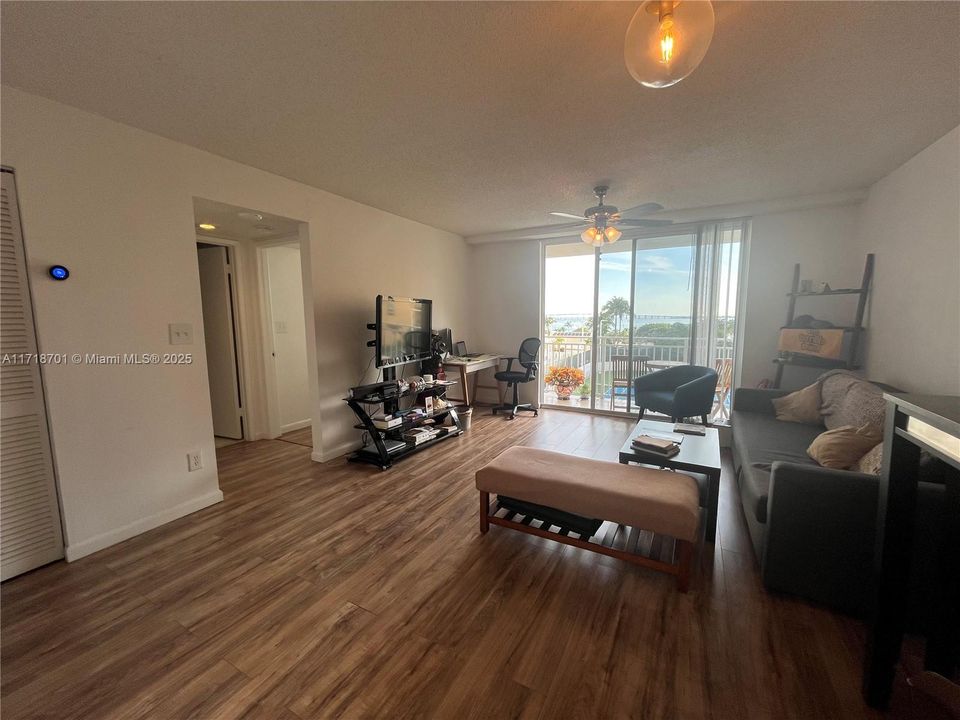 For Sale: $375,000 (1 beds, 1 baths, 674 Square Feet)