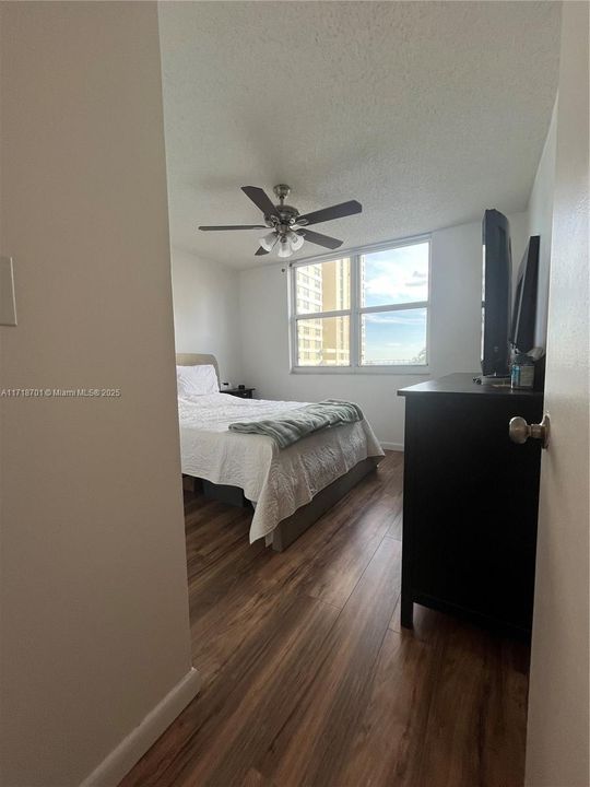 For Sale: $375,000 (1 beds, 1 baths, 674 Square Feet)