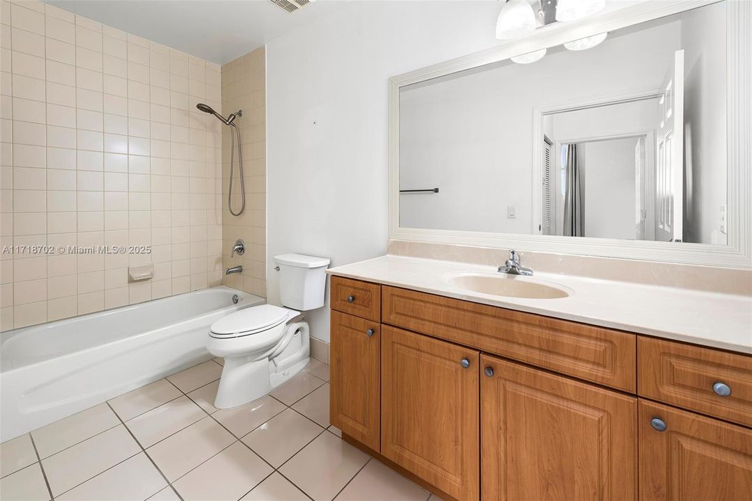 For Rent: $3,000 (2 beds, 2 baths, 997 Square Feet)