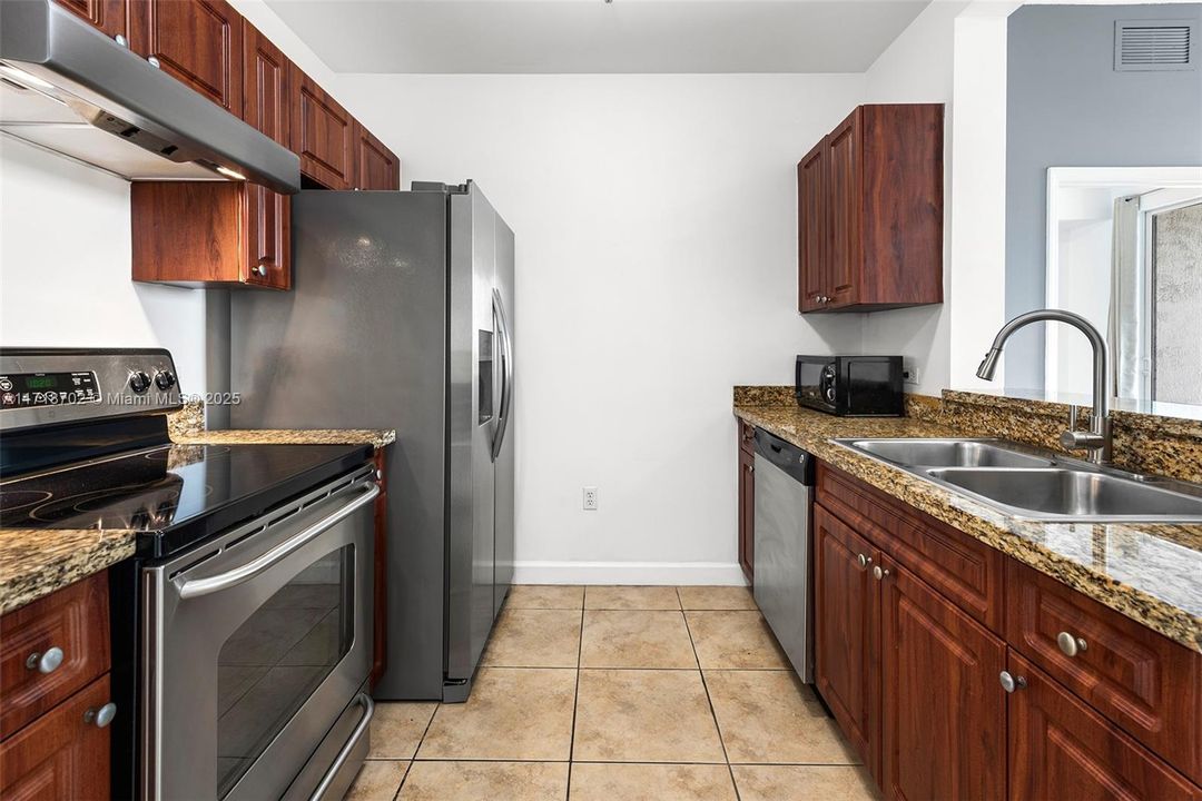 For Rent: $3,000 (2 beds, 2 baths, 997 Square Feet)