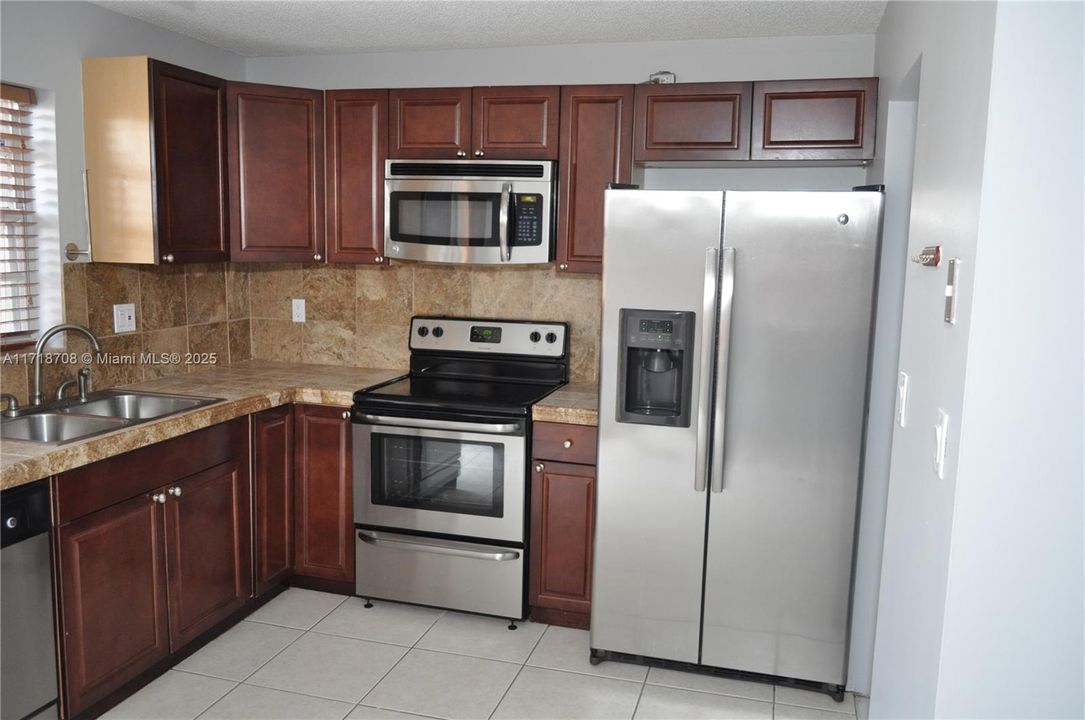 For Rent: $2,500 (2 beds, 2 baths, 1100 Square Feet)