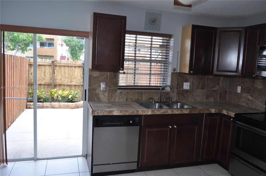 For Rent: $2,500 (2 beds, 2 baths, 1100 Square Feet)