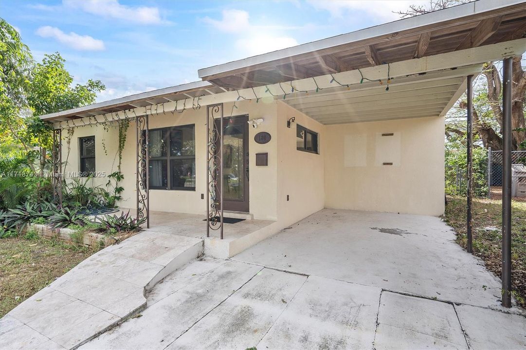 For Sale: $415,000 (2 beds, 1 baths, 916 Square Feet)