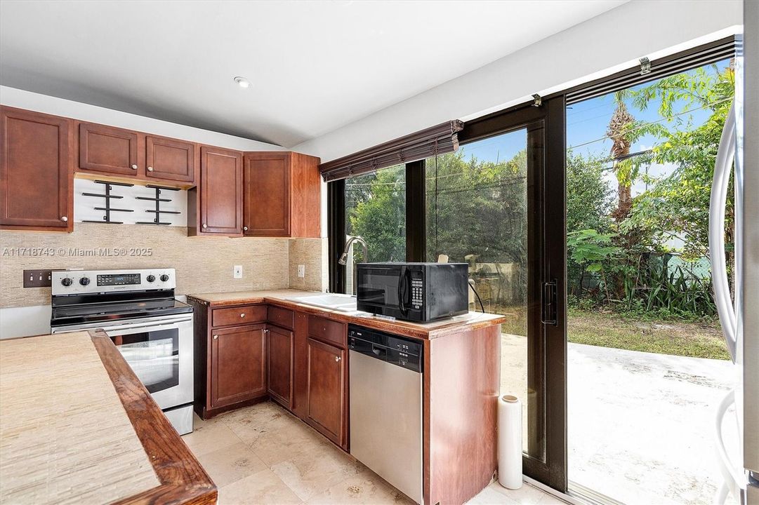 For Sale: $415,000 (2 beds, 1 baths, 916 Square Feet)