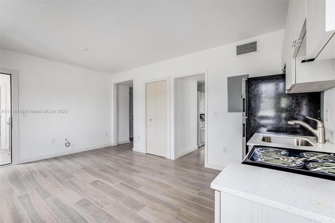 For Rent: $2,250 (2 beds, 1 baths, 598 Square Feet)