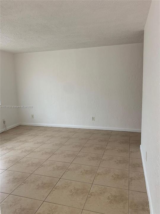 For Rent: $1,900 (2 beds, 1 baths, 698 Square Feet)