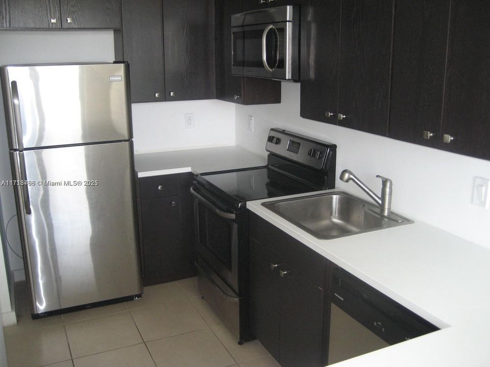 For Rent: $2,200 (2 beds, 1 baths, 630 Square Feet)