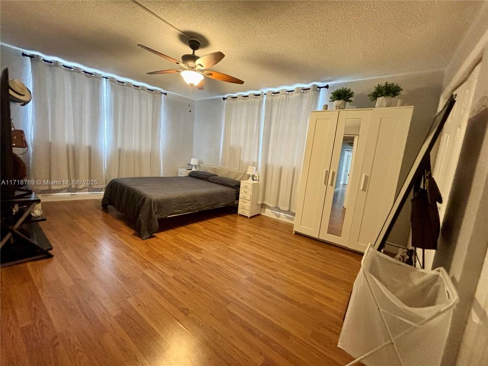 For Rent: $2,400 (2 beds, 2 baths, 1211 Square Feet)