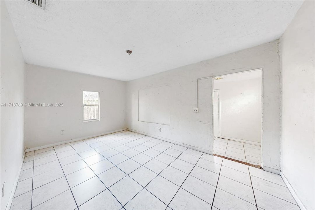 For Sale: $275,000 (2 beds, 1 baths, 866 Square Feet)