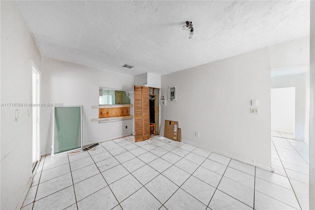 For Sale: $275,000 (2 beds, 1 baths, 866 Square Feet)