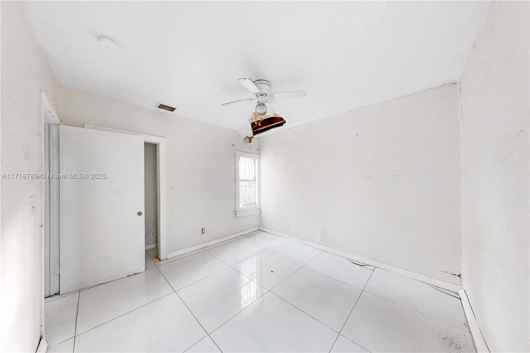 For Sale: $275,000 (2 beds, 1 baths, 866 Square Feet)