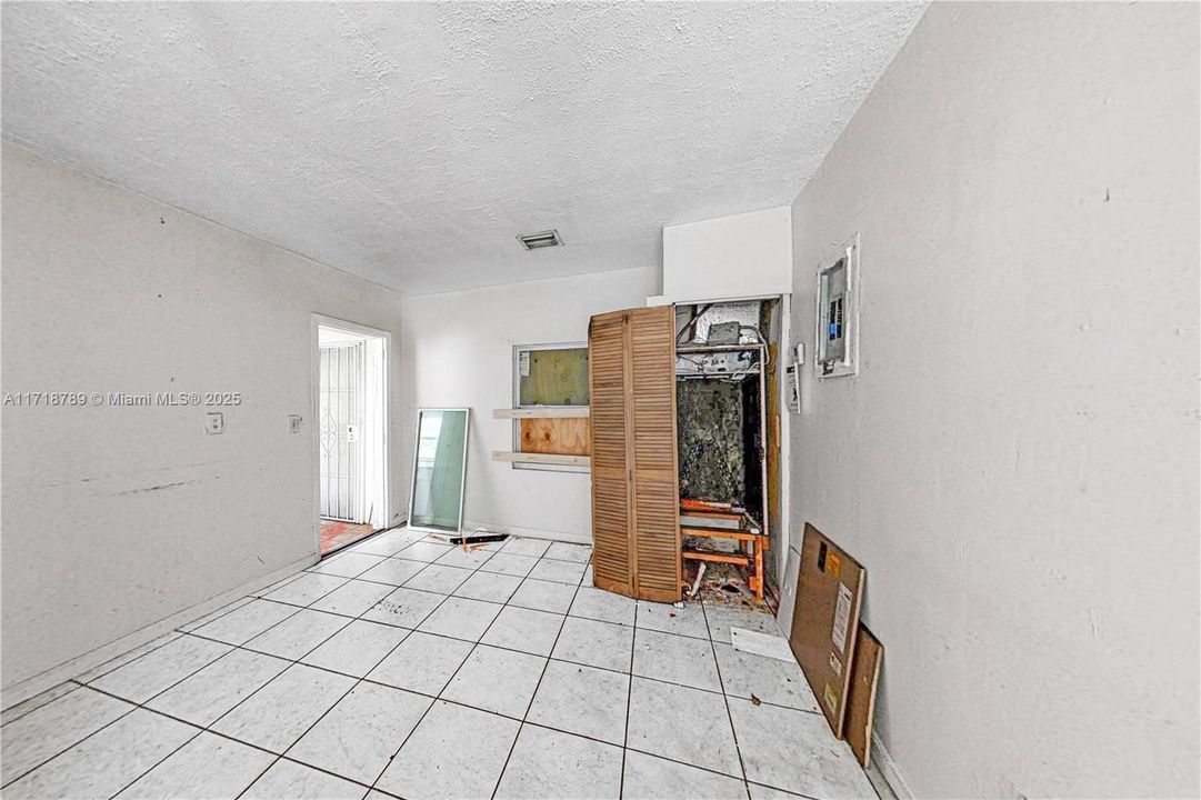 For Sale: $275,000 (2 beds, 1 baths, 866 Square Feet)