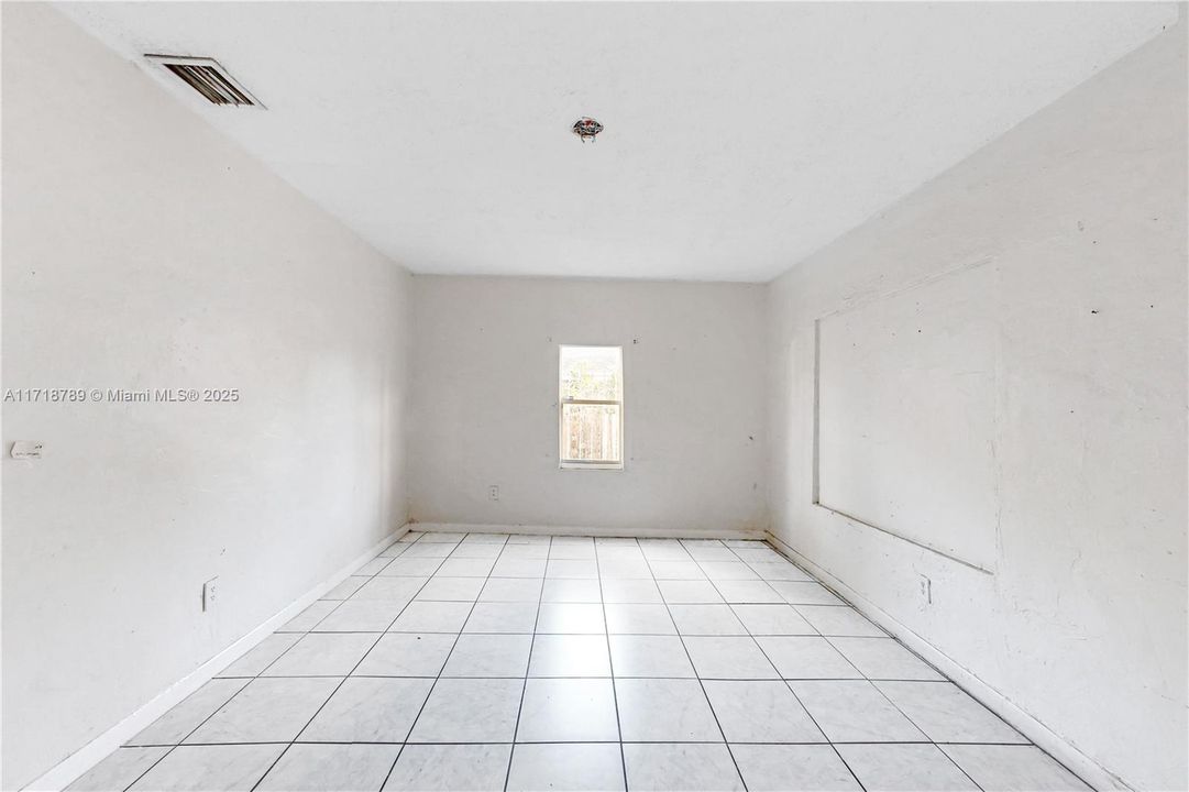 For Sale: $275,000 (2 beds, 1 baths, 866 Square Feet)