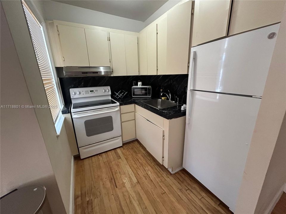 For Rent: $1,950 (1 beds, 1 baths, 550 Square Feet)