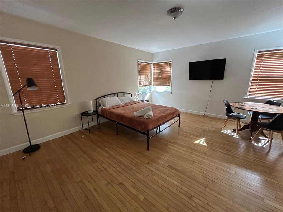 For Rent: $1,950 (1 beds, 1 baths, 550 Square Feet)