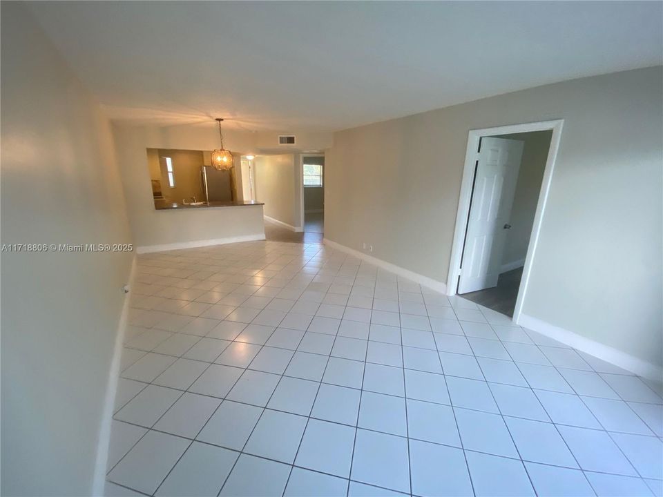 For Rent: $1,900 (2 beds, 2 baths, 949 Square Feet)