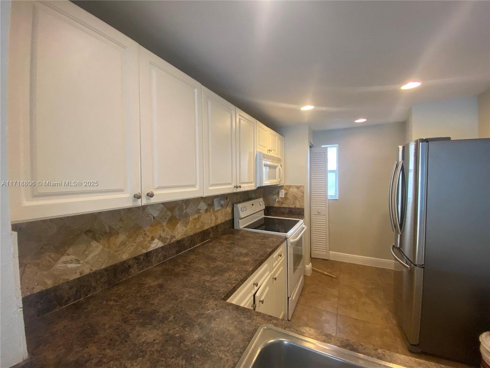 For Rent: $1,900 (2 beds, 2 baths, 949 Square Feet)