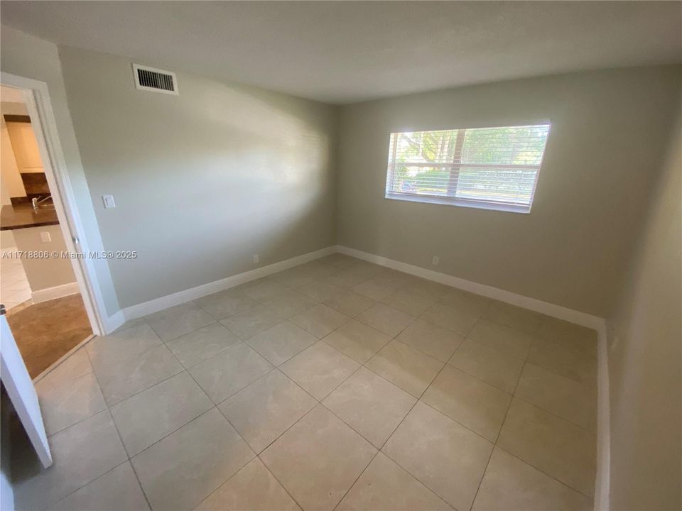 For Rent: $1,900 (2 beds, 2 baths, 949 Square Feet)