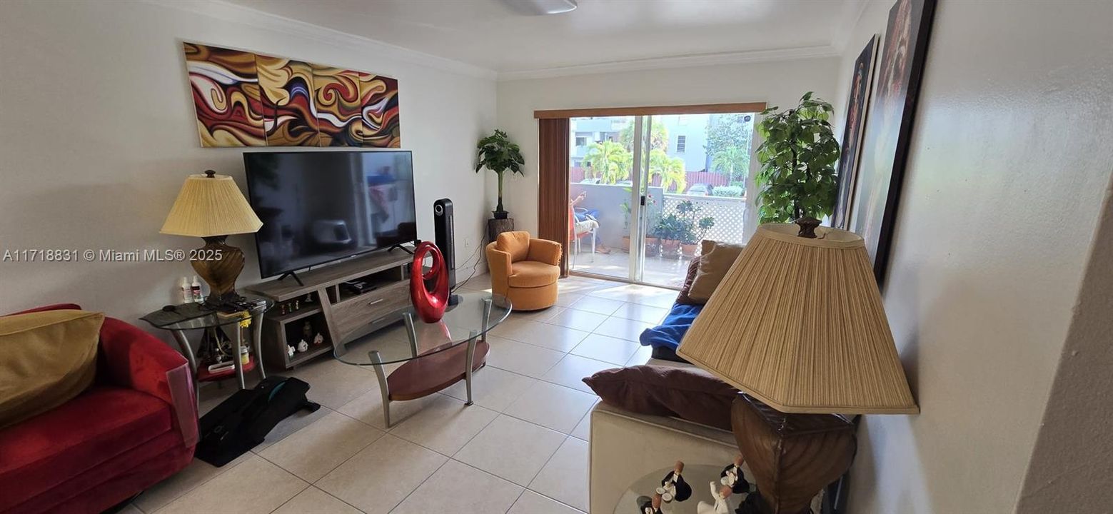 For Sale: $275,000 (2 beds, 2 baths, 938 Square Feet)